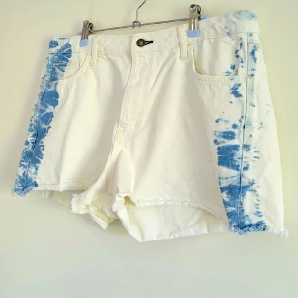 ARIZONA DENIM White‎ Blue Sky Tie-Dye High-Rise Short 17